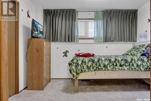 18 Lloyd Bay, Regina, SK - Indoor Photo Showing Bedroom