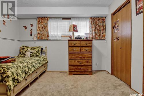 18 Lloyd Bay, Regina, SK - Indoor Photo Showing Bedroom