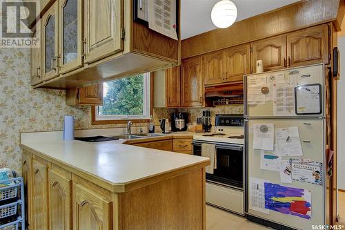 18 Lloyd Bay, Regina, SK - Indoor Photo Showing Kitchen With Double Sink