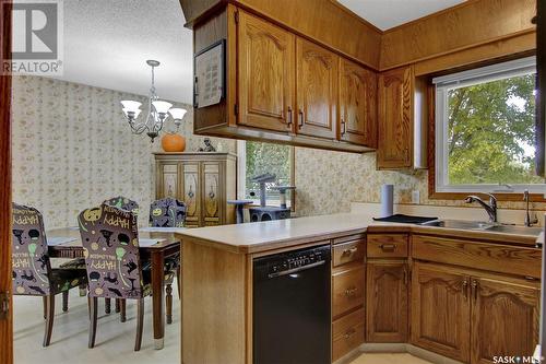 18 Lloyd Bay, Regina, SK - Indoor Photo Showing Kitchen With Double Sink