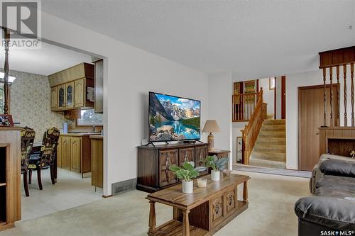 18 Lloyd Bay, Regina, SK - Indoor Photo Showing Living Room