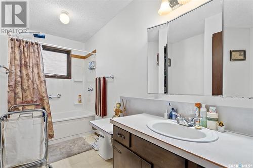 1620 Hastings Street, Moose Jaw, SK - Indoor Photo Showing Bathroom