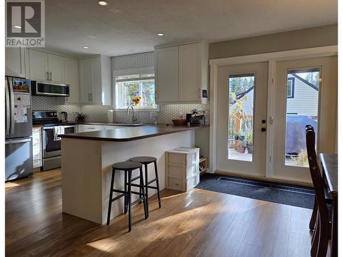 1425 13Th  Avenue, Invermere, BC - Indoor Photo Showing Kitchen With Upgraded Kitchen