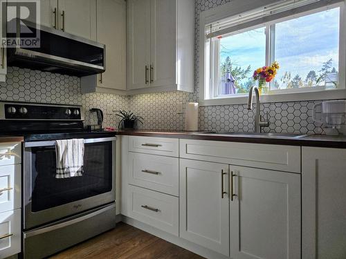 1425 13Th  Avenue, Invermere, BC - Indoor Photo Showing Kitchen With Upgraded Kitchen