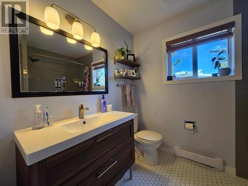 1425 13Th  Avenue, Invermere, BC - Indoor Photo Showing Bathroom