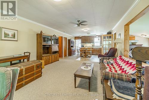 86 Woodland Trail, Galway-Cavendish And Harvey, ON - Indoor Photo Showing Living Room