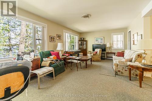 86 Woodland Trail, Galway-Cavendish And Harvey, ON - Indoor Photo Showing Living Room