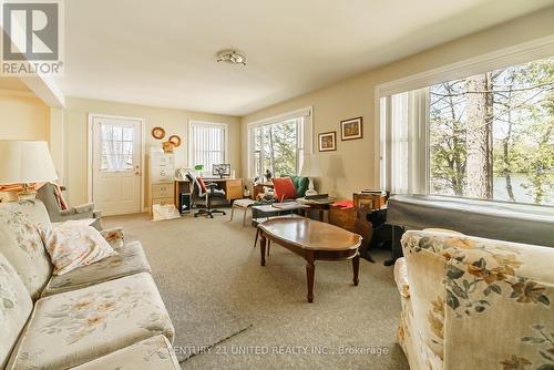 86 Woodland Trail, Galway-Cavendish And Harvey, ON - Indoor Photo Showing Living Room