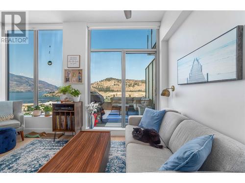 1181 Sunset Drive Unit# 2507, Kelowna, BC - Indoor Photo Showing Living Room