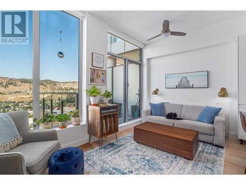 1181 Sunset Drive Unit# 2507, Kelowna, BC - Indoor Photo Showing Living Room