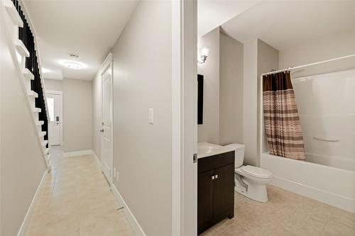 21-433 Mccarren Avenue, Kelowna, BC - Indoor Photo Showing Bathroom