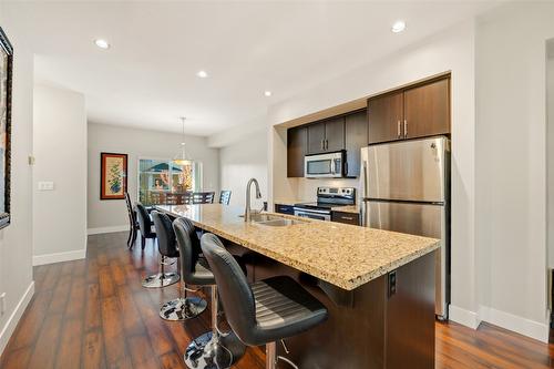 21-433 Mccarren Avenue, Kelowna, BC - Indoor Photo Showing Kitchen With Double Sink