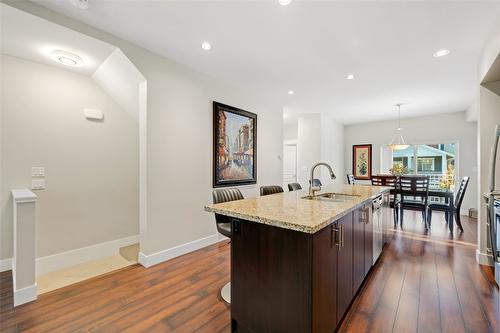 21-433 Mccarren Avenue, Kelowna, BC - Indoor Photo Showing Kitchen With Double Sink