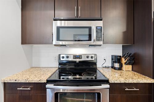 21-433 Mccarren Avenue, Kelowna, BC - Indoor Photo Showing Kitchen With Upgraded Kitchen