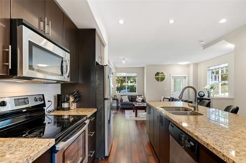 21-433 Mccarren Avenue, Kelowna, BC - Indoor Photo Showing Kitchen With Double Sink With Upgraded Kitchen