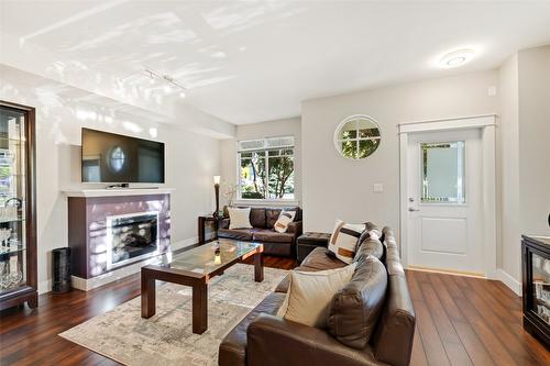 21-433 Mccarren Avenue, Kelowna, BC - Indoor Photo Showing Living Room With Fireplace