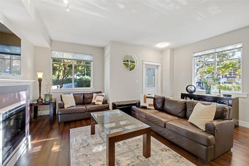 21-433 Mccarren Avenue, Kelowna, BC - Indoor Photo Showing Living Room With Fireplace