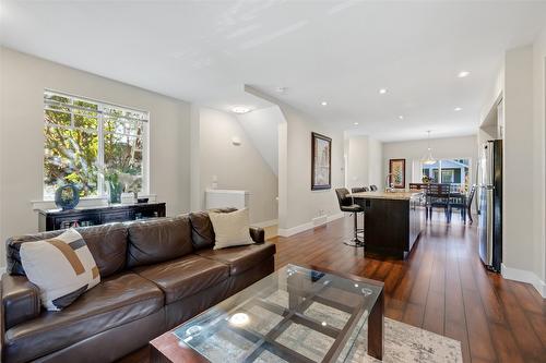 21-433 Mccarren Avenue, Kelowna, BC - Indoor Photo Showing Living Room