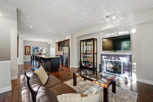 21-433 Mccarren Avenue, Kelowna, BC - Indoor Photo Showing Living Room With Fireplace