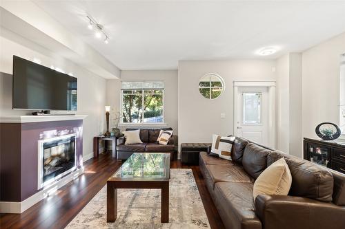 21-433 Mccarren Avenue, Kelowna, BC - Indoor Photo Showing Living Room With Fireplace