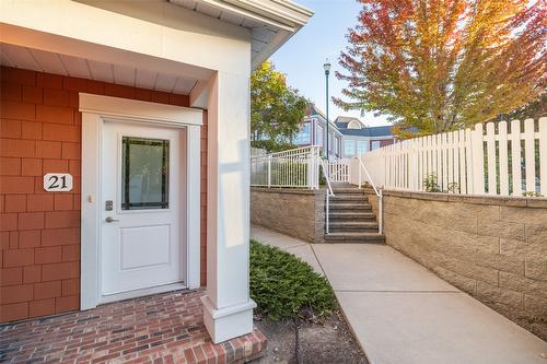 21-433 Mccarren Avenue, Kelowna, BC - Outdoor With Exterior