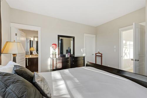 21-433 Mccarren Avenue, Kelowna, BC - Indoor Photo Showing Bedroom