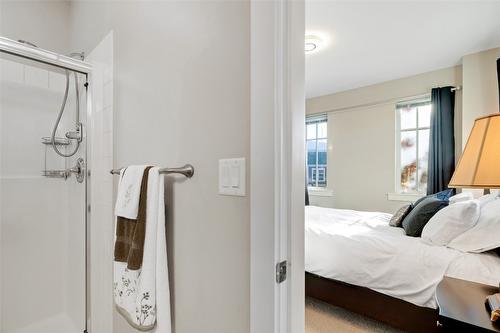 21-433 Mccarren Avenue, Kelowna, BC - Indoor Photo Showing Bedroom