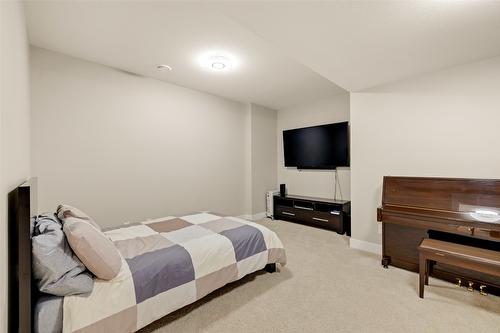 21-433 Mccarren Avenue, Kelowna, BC - Indoor Photo Showing Bedroom