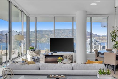 2505-1181 Sunset Drive, Kelowna, BC - Indoor Photo Showing Living Room