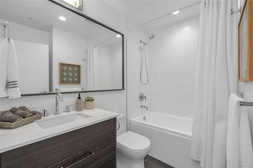 2505-1181 Sunset Drive, Kelowna, BC - Indoor Photo Showing Bathroom