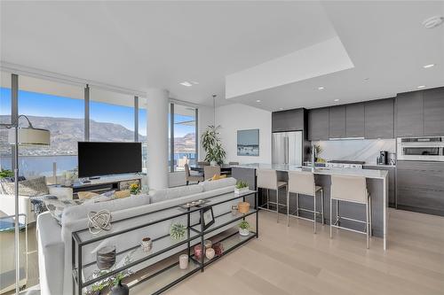 2505-1181 Sunset Drive, Kelowna, BC - Indoor Photo Showing Kitchen With Upgraded Kitchen