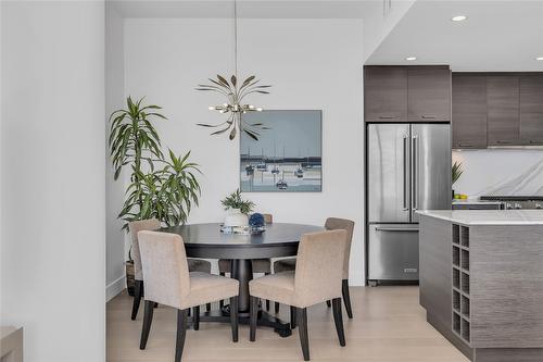 2505-1181 Sunset Drive, Kelowna, BC - Indoor Photo Showing Dining Room