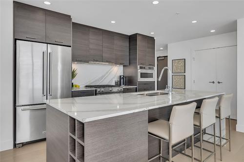 2505-1181 Sunset Drive, Kelowna, BC - Indoor Photo Showing Kitchen With Stainless Steel Kitchen With Upgraded Kitchen