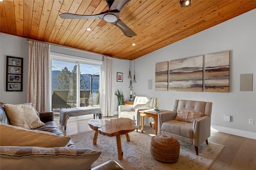 13824 Moberly Road, Lake Country, BC - Indoor Photo Showing Living Room