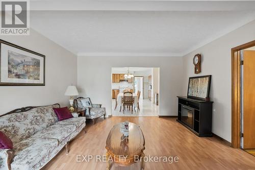 6286 Culp Street, Niagara Falls, ON - Indoor Photo Showing Living Room