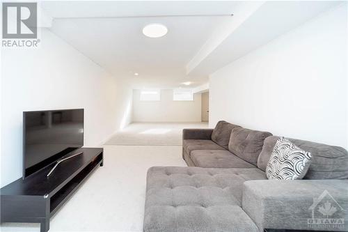 614 Kenabeek Terrace, Ottawa, ON - Indoor Photo Showing Living Room