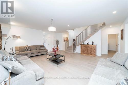 614 Kenabeek Terrace, Ottawa, ON - Indoor Photo Showing Living Room