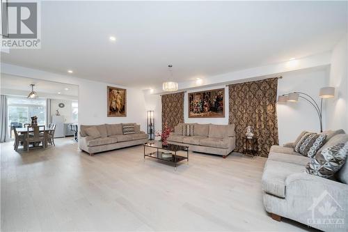 614 Kenabeek Terrace, Ottawa, ON - Indoor Photo Showing Living Room