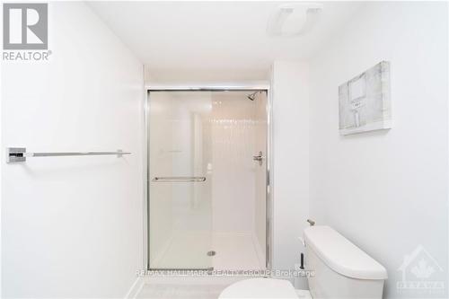 614 Kenabeek Terrace, Ottawa, ON - Indoor Photo Showing Bathroom