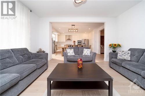 614 Kenabeek Terrace, Ottawa, ON - Indoor Photo Showing Living Room