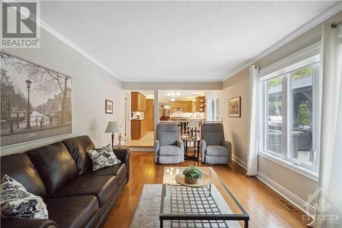 8 Spindle Way, Stittsville, ON - Indoor Photo Showing Living Room