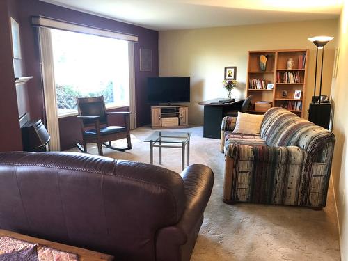 103-2806 35 Street, Vernon, BC - Indoor Photo Showing Living Room