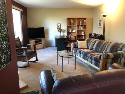 103-2806 35 Street, Vernon, BC - Indoor Photo Showing Living Room