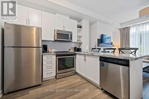 209 - 40 Horseshoe Boulevard, Oro-Medonte, ON - Indoor Photo Showing Kitchen With Stainless Steel Kitchen