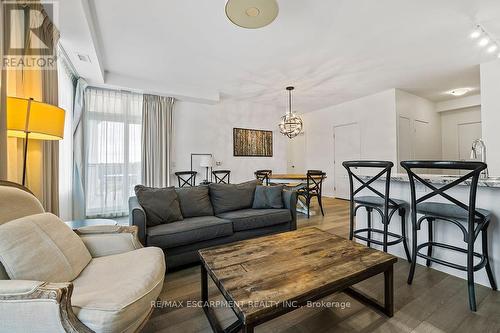 209 - 40 Horseshoe Boulevard, Oro-Medonte, ON - Indoor Photo Showing Living Room