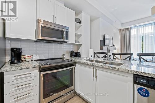 209 - 40 Horseshoe Boulevard, Oro-Medonte, ON - Indoor Photo Showing Kitchen With Double Sink With Upgraded Kitchen