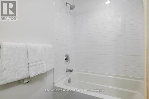 209 - 40 Horseshoe Boulevard, Oro-Medonte, ON - Indoor Photo Showing Bathroom