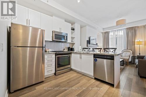 209 - 40 Horseshoe Boulevard, Oro-Medonte, ON - Indoor Photo Showing Kitchen With Stainless Steel Kitchen With Upgraded Kitchen