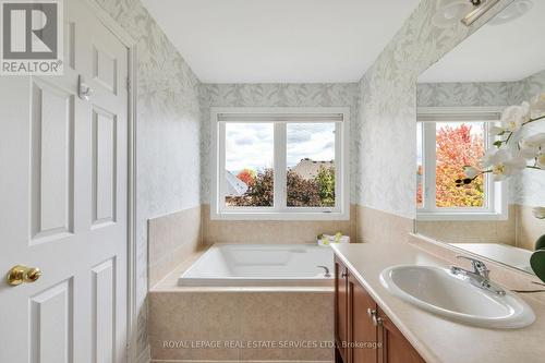 2130 Emily Circle, Oakville, ON - Indoor Photo Showing Bathroom