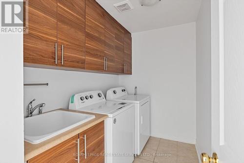 2130 Emily Circle, Oakville, ON - Indoor Photo Showing Laundry Room